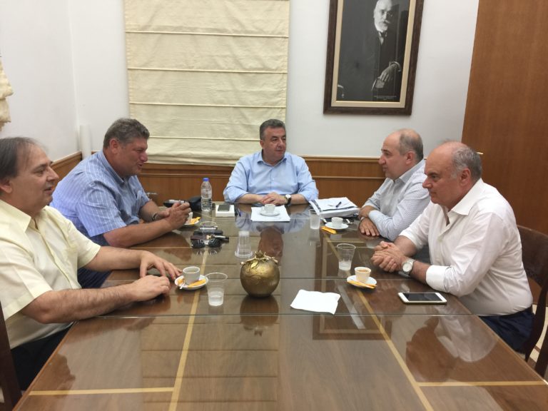 Ο Περιφερειάρχης με εκπροσώπους Επιμελητηρίων της Κρήτης
