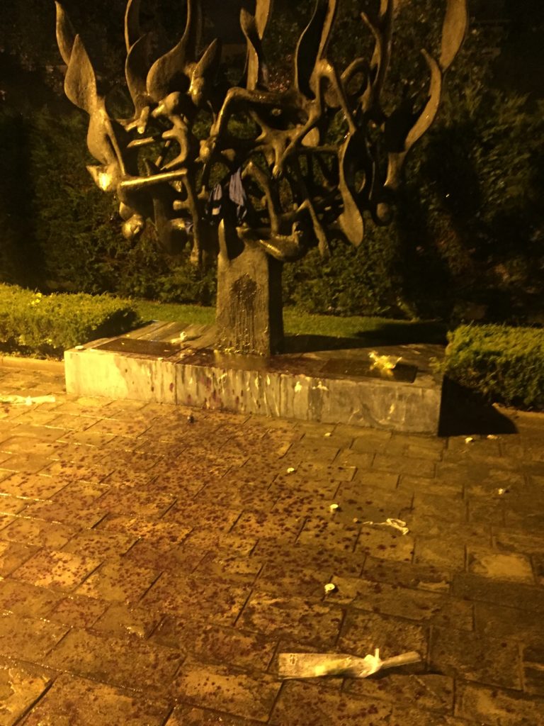 Η Ισραηλιτική Κοινότητα καταδικάζει τη βεβήλωση του Μνημείου Ολοκαυτώματος που “οφείλει να προβληματίσει το σύνολο της κοινωνίας”