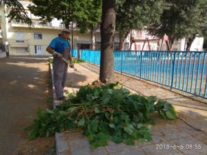 Κομοτηνή: Κρατούμενοι  στο πλευρό των εργαζόμενων του δήμου καθαρίζουν μαζί  παιδικές χαρές