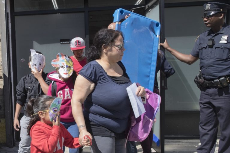 Αναστολή διώξεων στις ΗΠΑ για τους παράτυπους μετανάστες με τα παιδιά τους