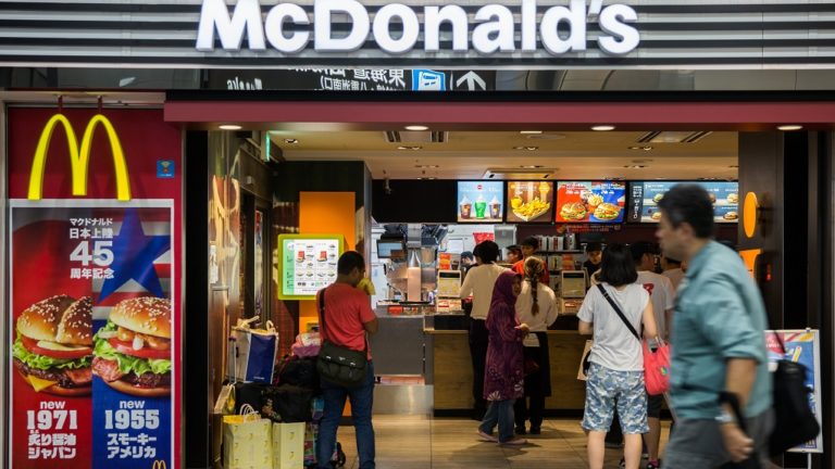 Τα McDonald’s αποσύρουν τα πλαστικά καλαμάκια από Βρετανία και Ιρλανδία