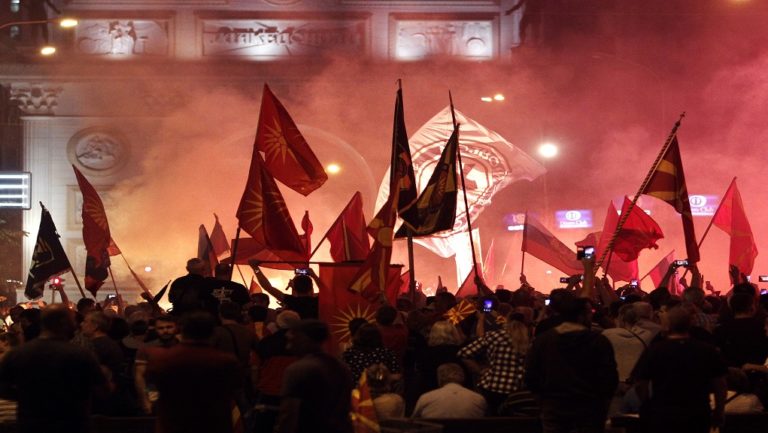 Ένταση το βράδυ στα Σκόπια (video)