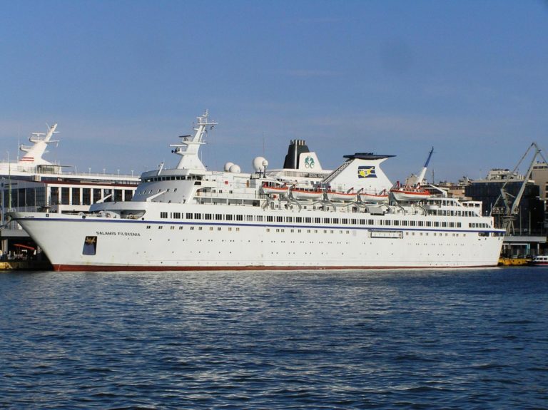Το κρουαζιερόπλοιο «Salamis Filoxenia» στο λιμάνι της Θεσσαλονίκης