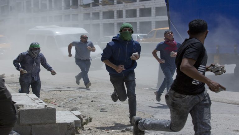 Δ.’Οχθη: Ενδοπαλαιστινιακή βία και απαγόρευση διαδηλώσεων υπέρ της Γάζας