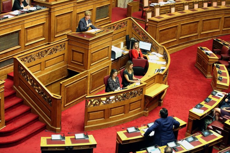 Σε υψηλούς τόνους στη Βουλή η συζήτηση για την πρόταση μομφής (video)