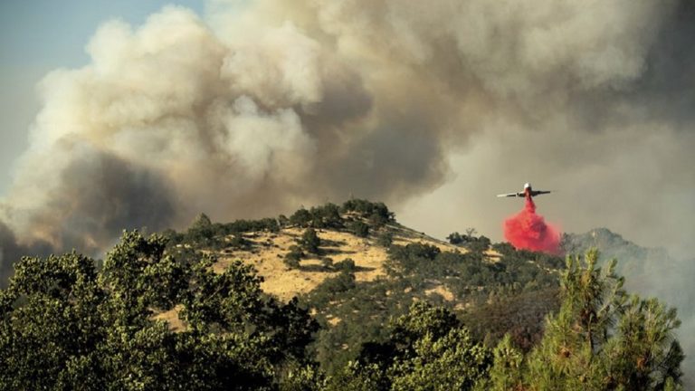 Φωτιές στην Καλιφόρνια – Καταστράφηκαν κτίρια και εκκενώθηκαν περιοχές (video)