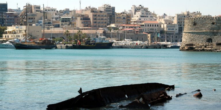 Ηράκλειο: Βύθιση αλιευτικού σκάφους στο λιμάνι