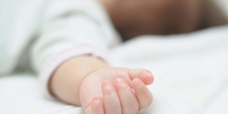 Ηράκλειο: Βρέφος 20 μηνών δίνει μάχη για τη ζωή
