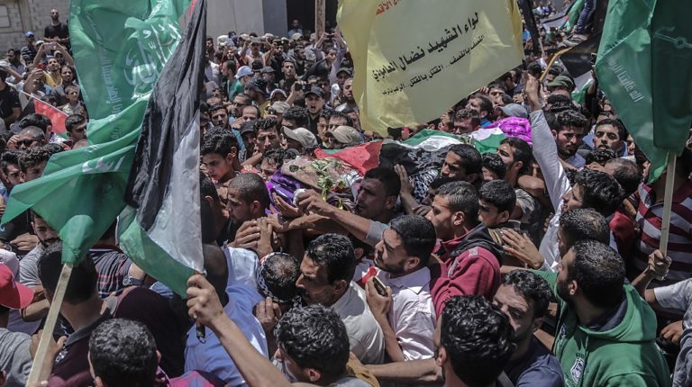 Χιλιάδες άνθρωποι στην κηδεία της 21χρονης διασώστριας που σκοτώθηκε από ισραηλινά πυρά