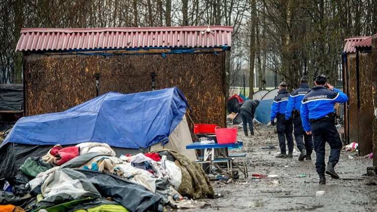 Μετανάστες απομακρύνθηκαν από αυτοσχέδιους καταυλισμούς στο Παρίσι
