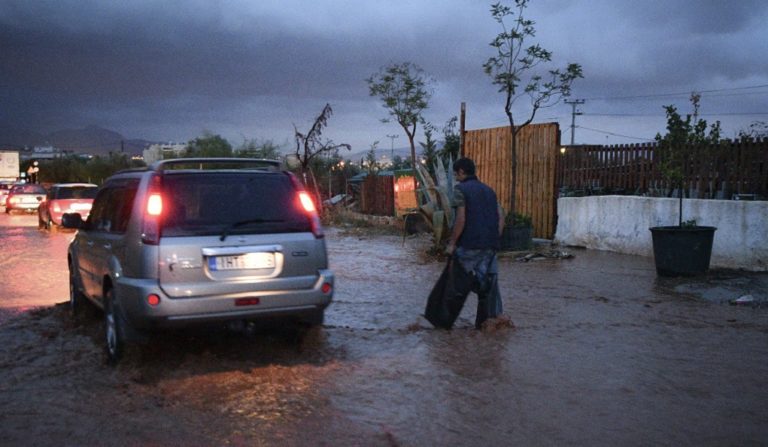 Σοβαρά προβλήματα από τις έντονες βροχοπτώσεις-Πλημμύρισαν δρόμοι στην Μάνδρα (video)