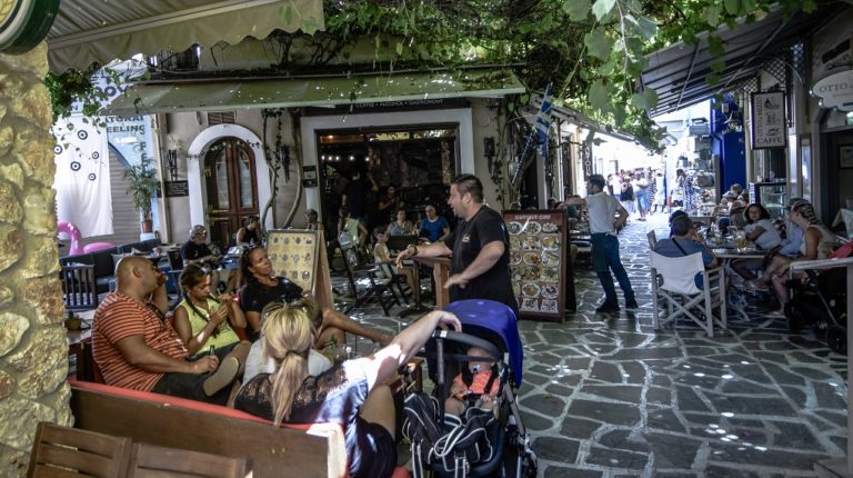 Στο ΦΕΚ το «πάγωμα» του ΦΠΑ – Οι αντιδράσεις σε νησιά και αντιπολίτευση (video)