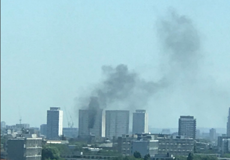 Υπό έλεγχο η φωτιά στον 12ο όροφο κτιρίου στο ανατολικό Λονδίνο