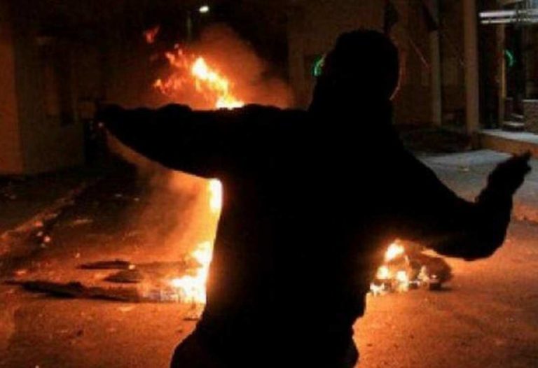 Θεσσαλονίκη: Επίθεση με βόμβες μολότοφ σε λεωφορείο των ΜΑΤ