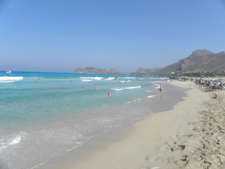 Χανιά: Ανήλικες αγνόησαν ναυαγοσώστη και κινδύνεψαν