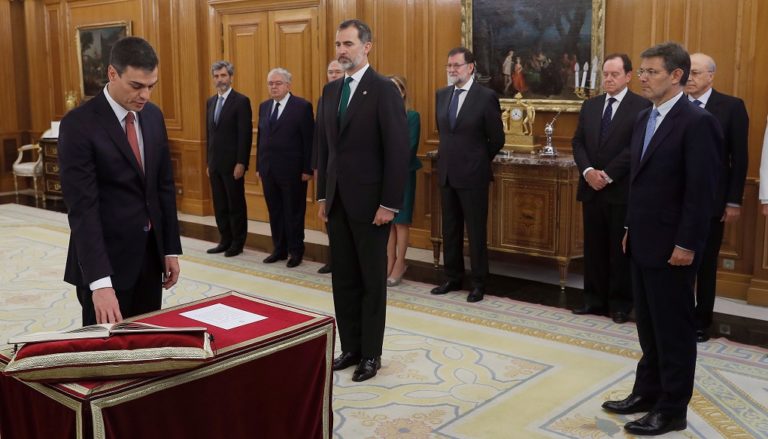Ενώπιον του βασιλιά Φελίπε ορκίστηκε πρωθυπουργός ο Σάντσεθ (video)