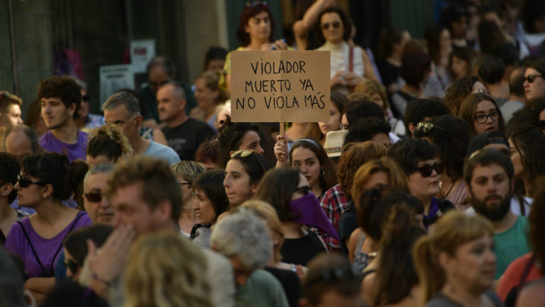Στους δρόμους οι Ισπανοί για την αποφυλάκιση πέντε ανδρών που κατηγορούνται για βιασμό