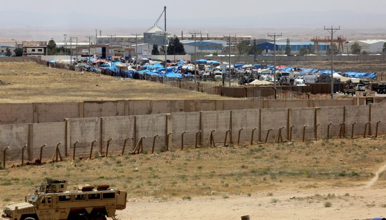 Χιλιάδες Σύροι πρόσφυγες εγκλωβισμένοι στα σύνορα με την Ιορδανία