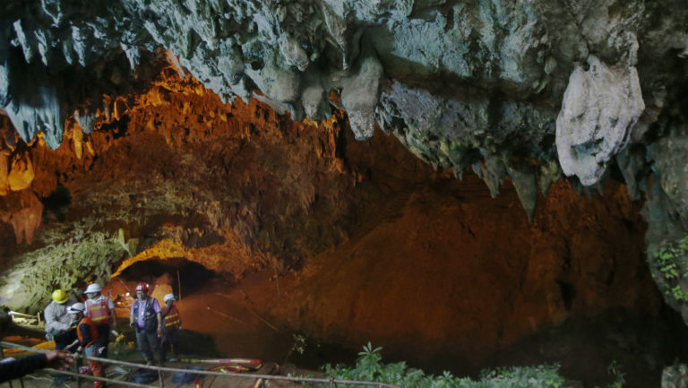 Αμερικανοί στρατιώτες και Βρετανοί δύτες στην έρευνα για τα 12 αγνοούμενα παιδιά