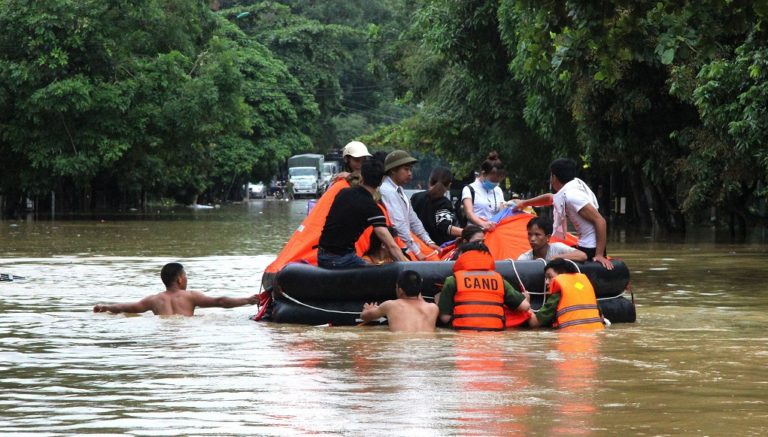 Φονικές πλημμύρες και κατολισθήσεις πλήττουν το Βιετνάμ