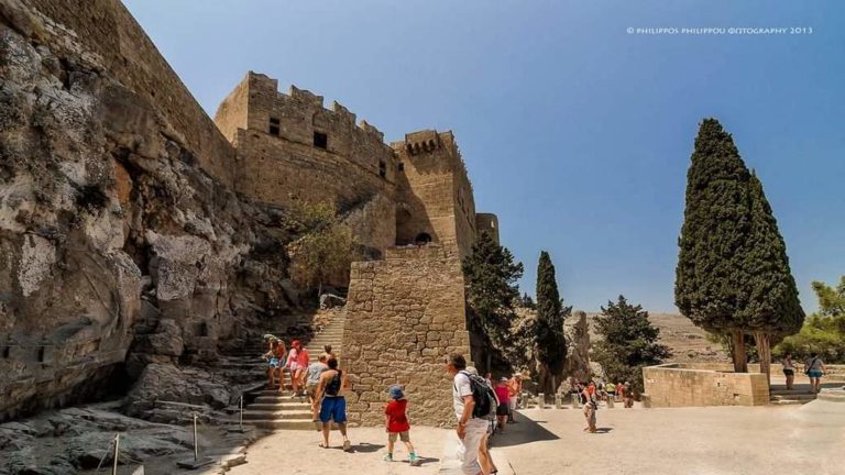 Σταματούν την ανάβαση στην Ακρόπολη της Λίνδου οι ξεναγοί χωρίς γιατρό