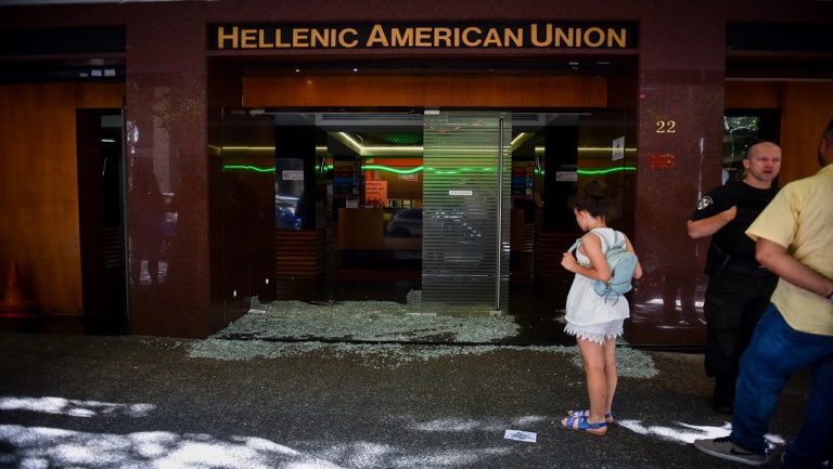 Επίθεση με βαριοπούλες στην Ελληνοαμερικανική Ένωση- Καταδικάζει η αμερικανική πρεσβεία