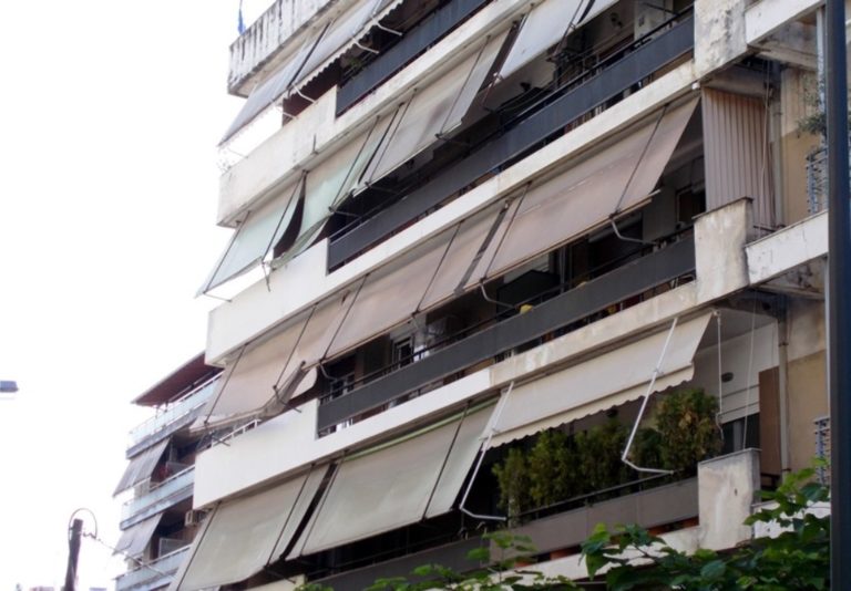 Τρίκαλα: Πτώση 74χρονου από τον 4ο όροφο πολυκατοικίας