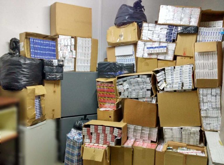 Έκρυβαν πάνω από 26.000 πακέτα λαθραία τσιγάρα σε αποθήκη στην Άνω Πόλη