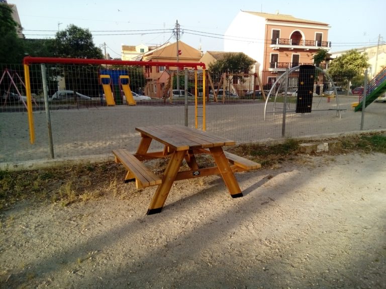 Κέρκυρα: Νέα παγκάκια από το Δήμο