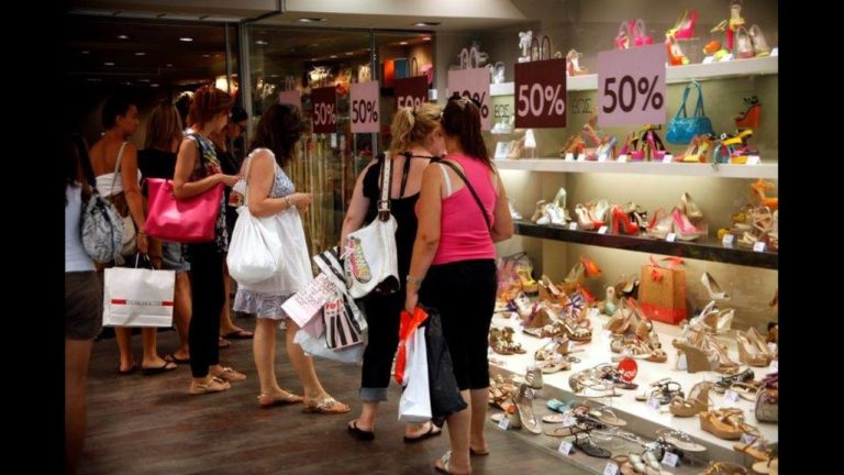 Αυλαία σήμερα για τις θερινές εκπτώσεις
