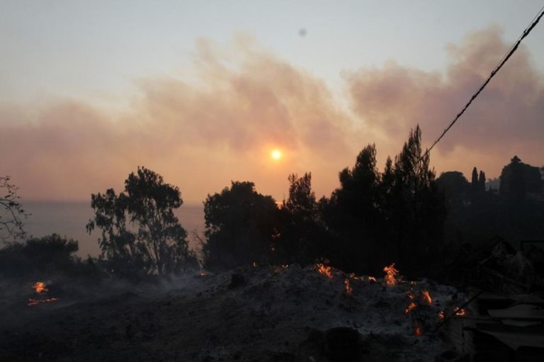Σε ύφεση το πύρινο μέτωπο στον Άγιο Νικόλαο