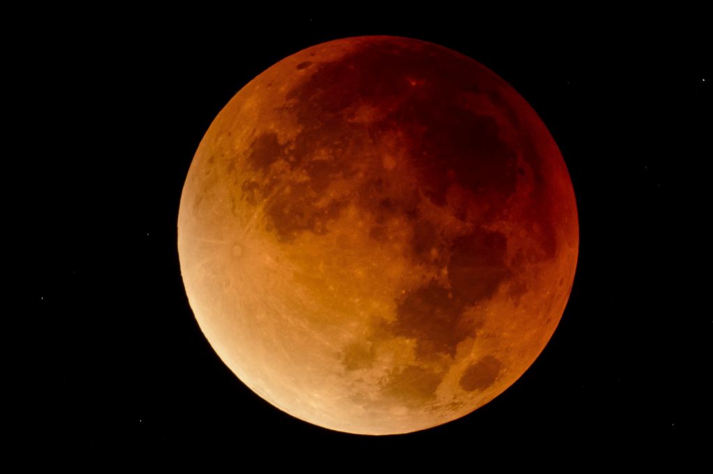 Το «ματωμένο» φεγγάρι της μεγαλύτερης σεληνιακής έκλειψης του 21ου αιώνα