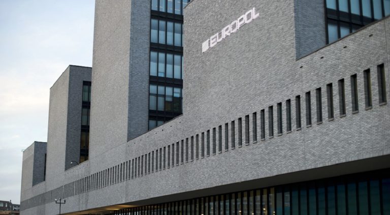Europol: Κυκλώματα πωλούν πλαστά πιστοποιητικά αρνητικών τεστ έναντι 300 ευρώ