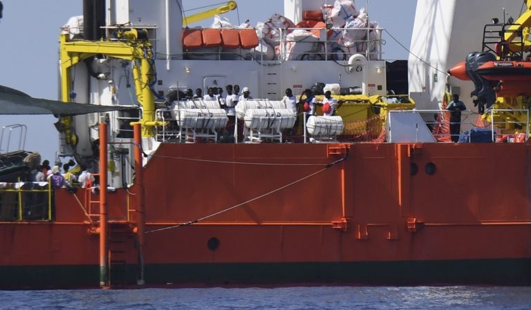 Η Γαλλία θα δεχθεί πρόσφυγες από τα ανθρωπιστικά πλοία