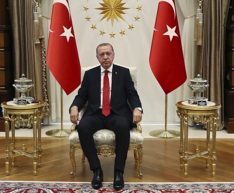 Eντολή Ερντογάν για πάγωμα περιουσιακών στοιχείων δύο υπουργών των ΗΠΑ