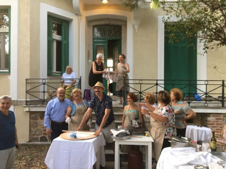 Παραδοσιακά κεράσματα στις αυλές του Μολύβου και της Πέτρας