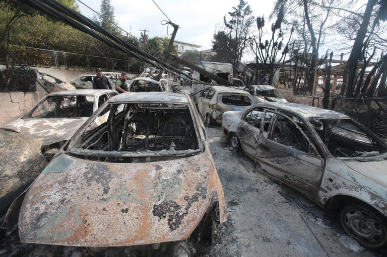 Εθνική τραγωδία από τις φονικές πυρκαγιές – Σφιχταγκαλιασμένοι στο θάνατο (video+photos)