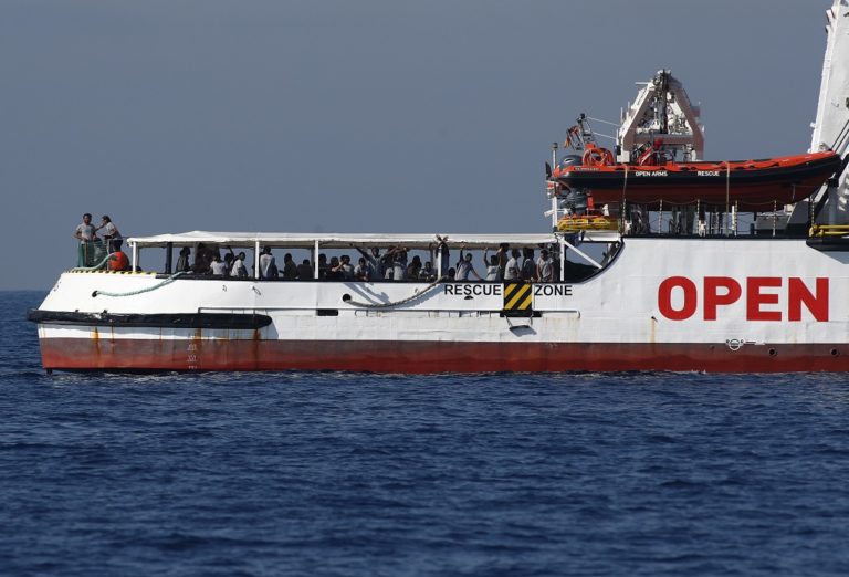 Στη Βαρκελώνη κατέληξε σκάφος ΜΚΟ με 60 πρόσφυγες