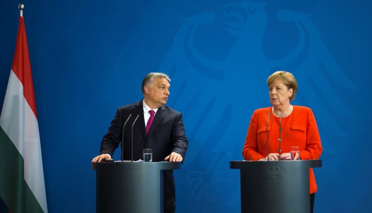 Διαφωνία Μέρκελ-Ορμπάν για τη στάση της ΕΕ αναφορικά με το μεταναστευτικό