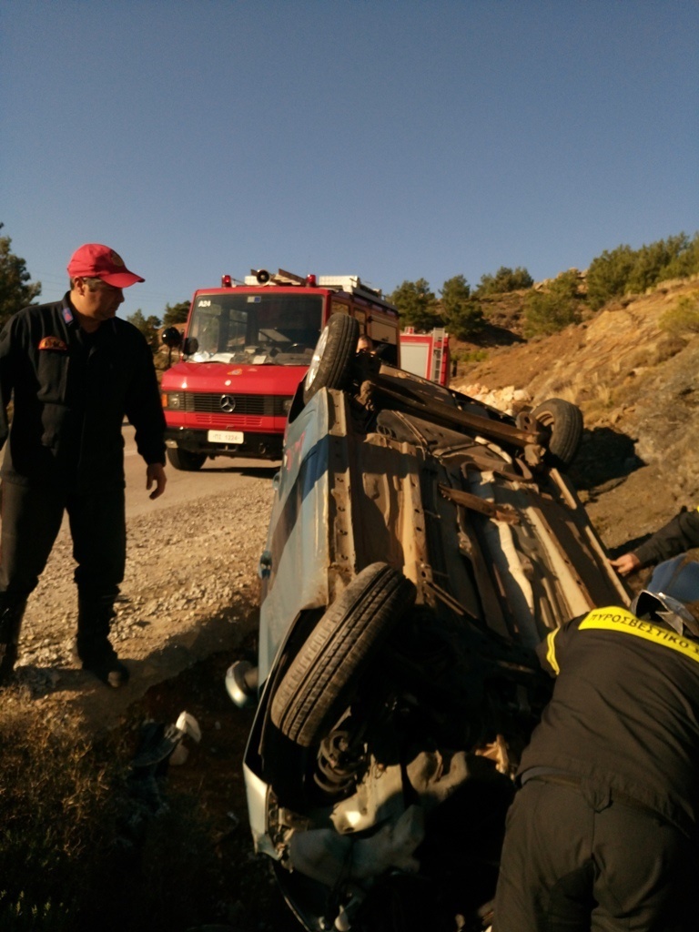 Τροχαίο ατύχημα με απεγκλωβισμό στην Κατάβαση Χίου