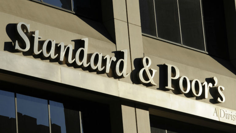 Standard & Poor’s: Αναβάθμισε σε θετικές τις προοπτικές του αξιόχρεου της Ελλάδας