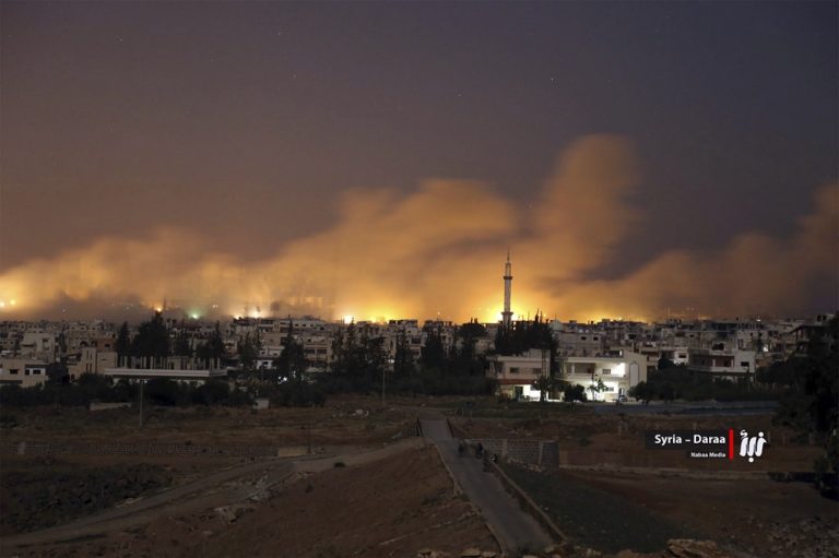 Σφοδρός βομβαρδισμός των ανταρτών στην Ντεράα από τον Συριακό στρατό  