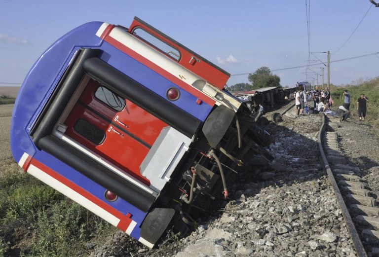 Τους 24 έφθασαν οι νεκροί στο σιδηροδρομικό δυστύχημα στην Τουρκία   