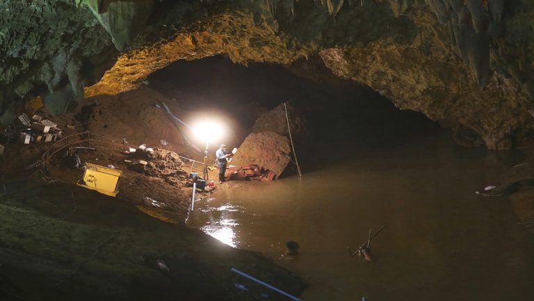 Ταϊλάνδη: 9 ημέρες σε πλημμυρισμένο σπήλαιο – Πλησιάζουν τα 12 παιδιά δύτες