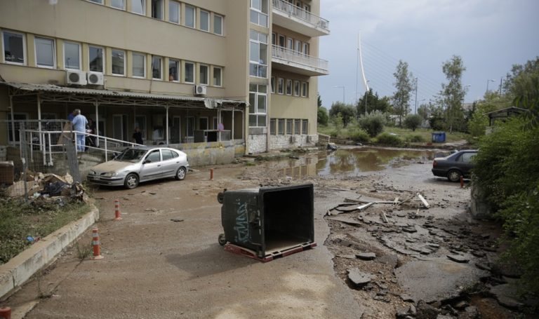 “Έβρεξε” προβλήματα στην Αττική η ισχυρή καταιγίδα (video)