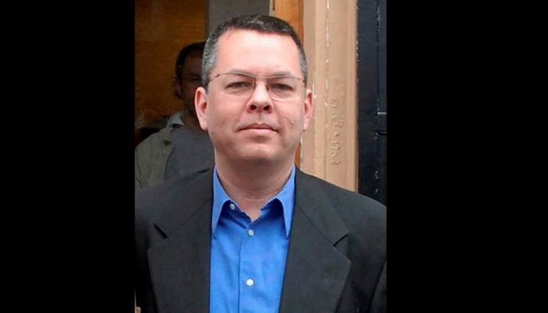Σε κατ’ οίκον περιορισμό ο Αμερικανός πάστορας που δικάζεται στην Τουρκία