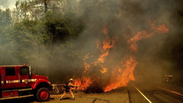 Στις φλόγες η Καλιφόρνια – Σε κατάσταση έκτακτης ανάγκης οι κομητείες Σάστα-Ρίβερσαϊντ