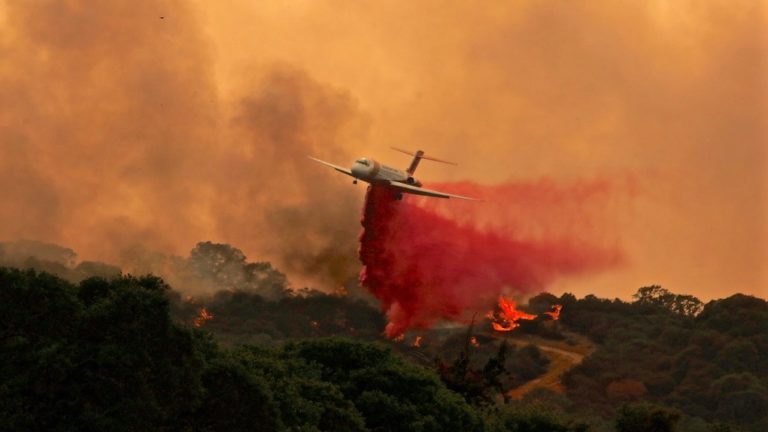 Συνεχίζουν το καταστροφικό τους έργο οι πυρκαγιές στην Καλιφόρνια