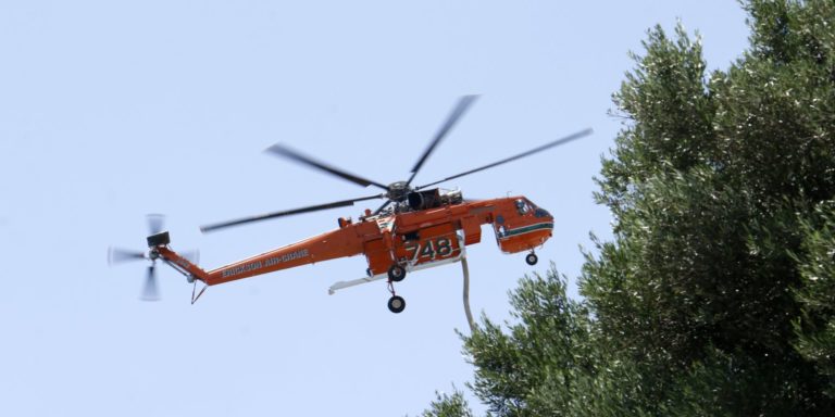 Σε ετοιμότητα δύο πυροσβεστικά ελικόπτερα σε Χανιά και Ηράκλειο