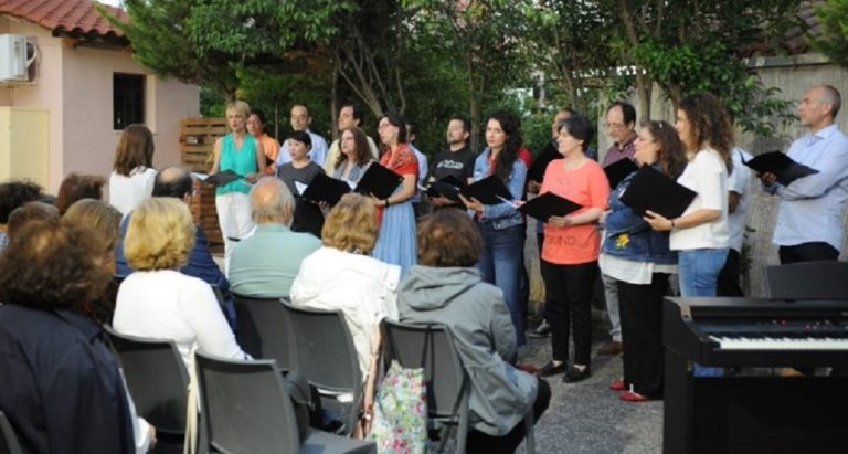 “Μάγεψε” η χορωδία της ΕΡΤ στο ΚΑΠΗ της Τούφας